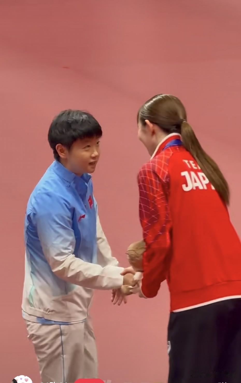 莎莎和早田希娜握手时还得聊几句。虽然早田希娜输给莎莎21次，一次没赢过，但是赛