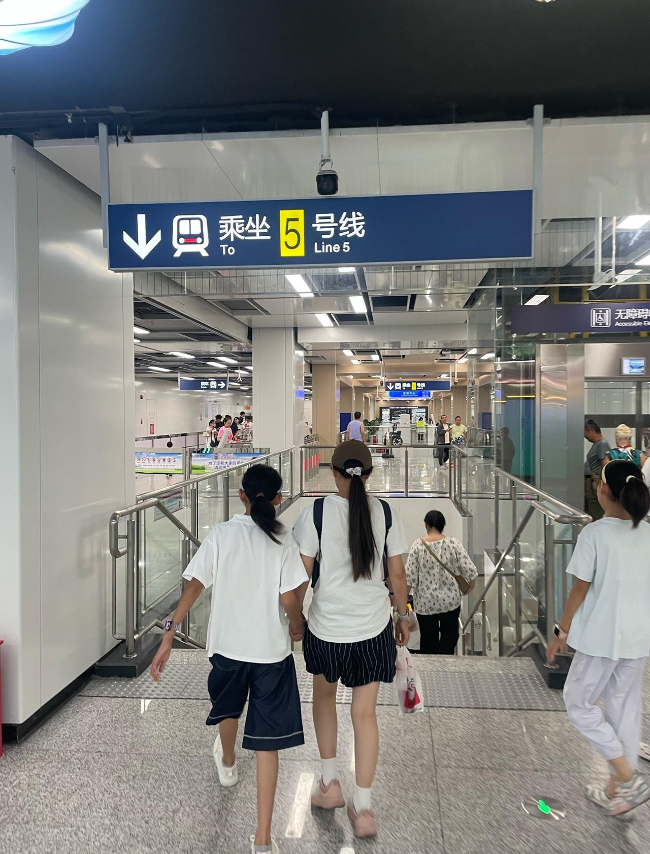 地铁五号线开通，真是太方便了，南京地铁基本上成网。去大部分地方，地铁下来以后都在