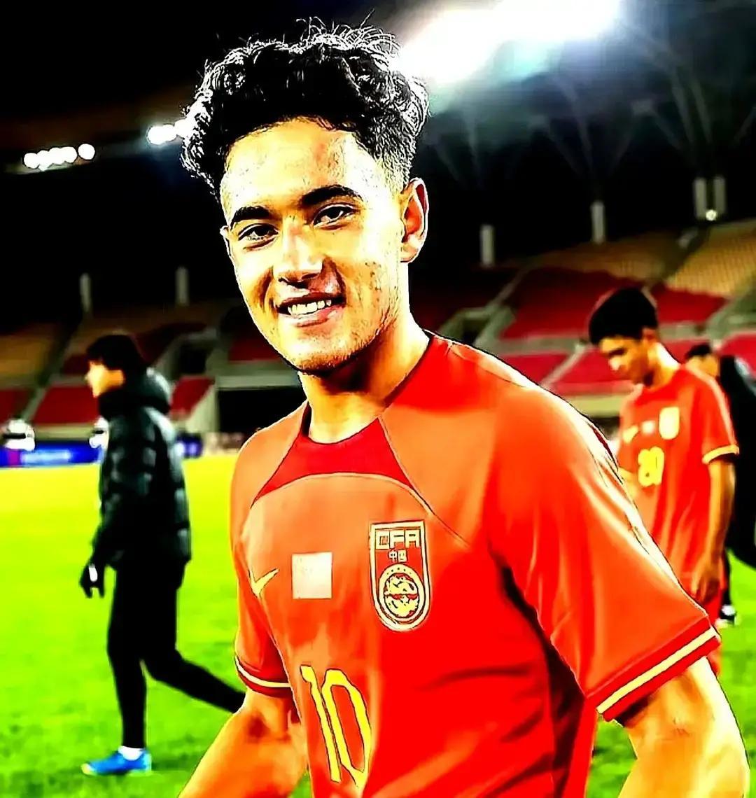 看到艾比布拉名字从U18名单上被划掉，我把刚端起的茶杯又放下了。这剧情，太