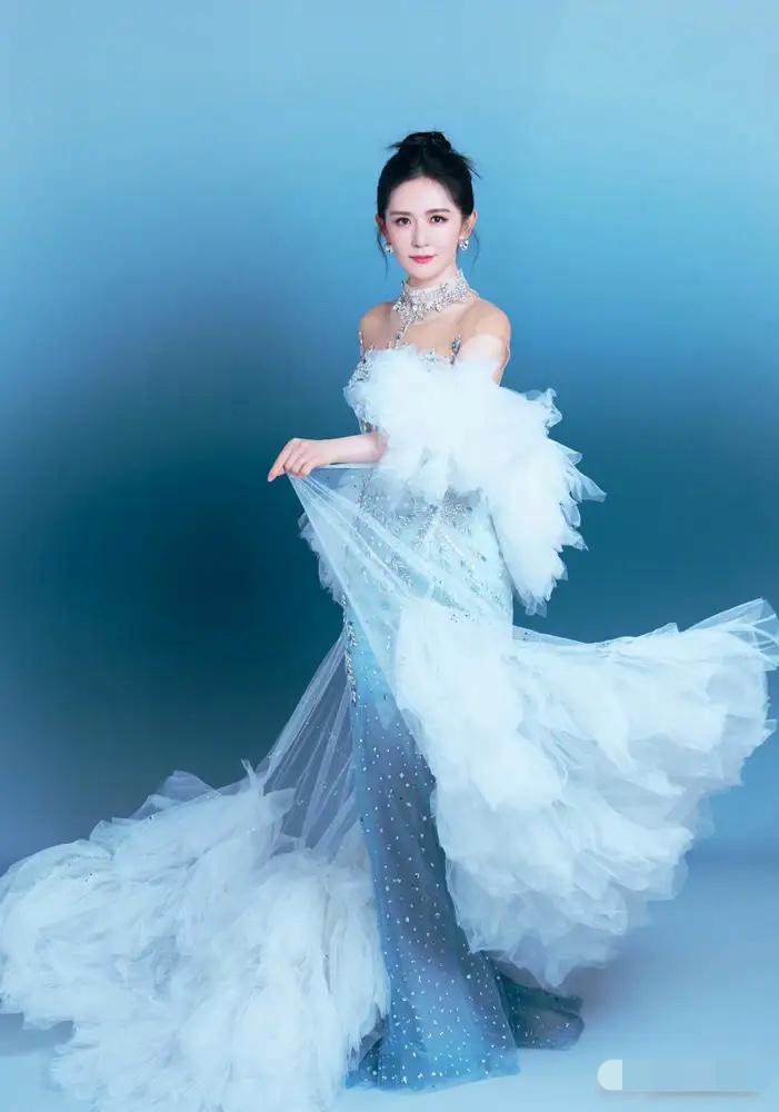 你真以为谢娜是在圆梦？这根本不是一场普通演唱会，而是一场精心策划的国民度变现