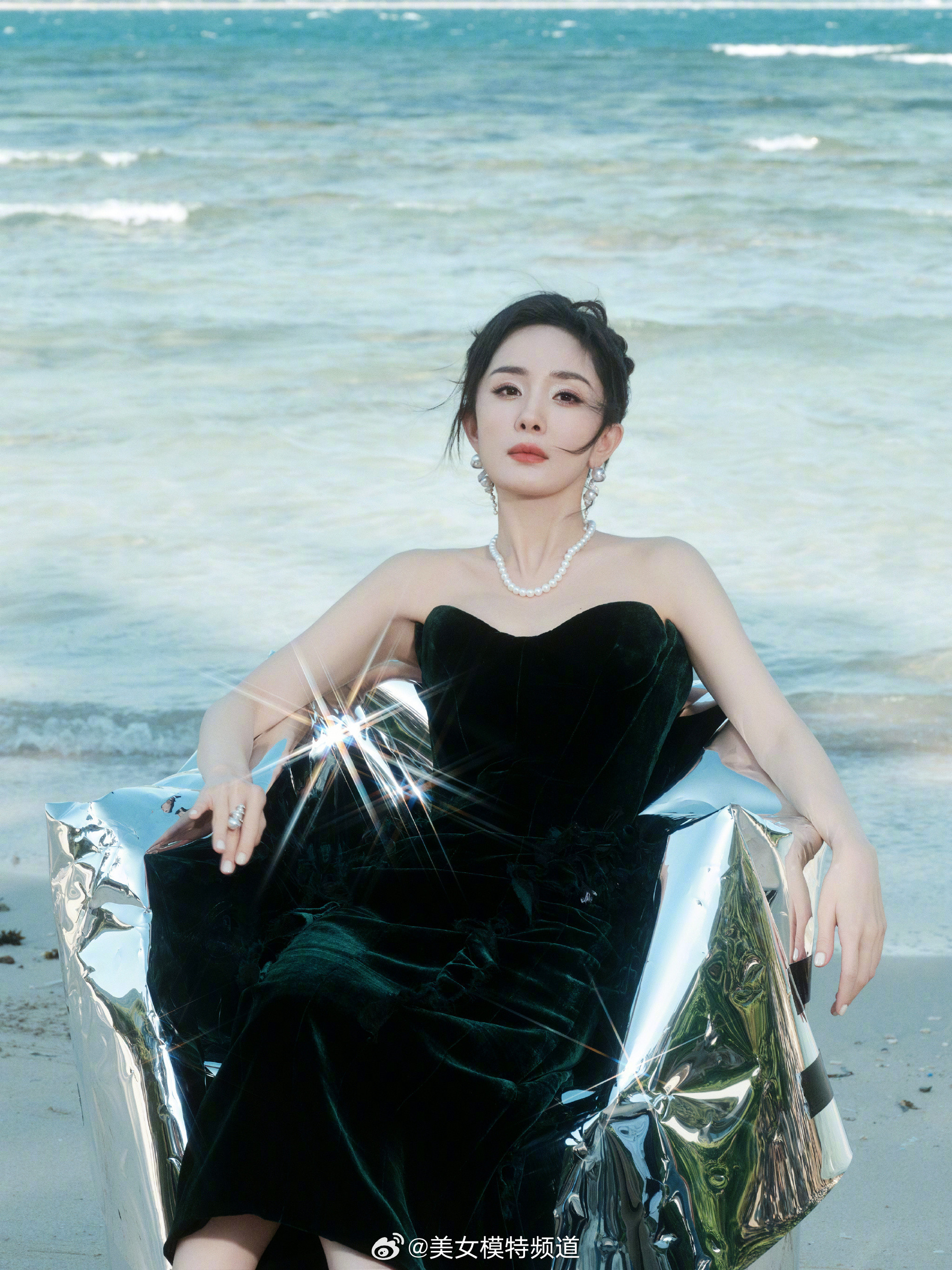 杨幂墨绿色抹胸礼服裙灵动柔美