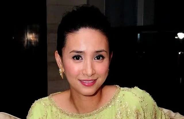 香港知名女星吴婉芳住8层独栋别墅，丈夫胡家骅猝死成谜，她拒绝发展新恋情，与子女共