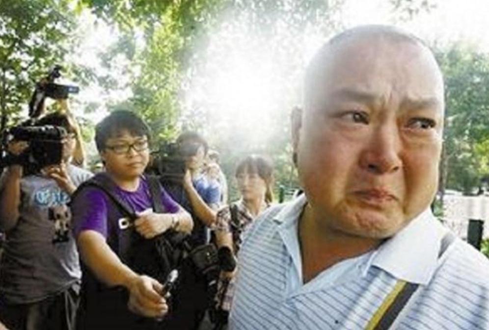 2012年，廖丹因为欠下医院17.2万元费用，在患有尿毒症的妻子面前被警方带走。
