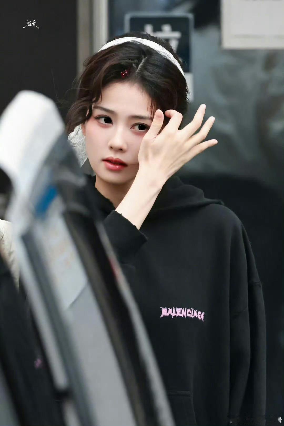 白鹿hi6莫离剧宣路透白鹿这身白色丝带盘发也太好看了，满满的田园清新感，现场对着