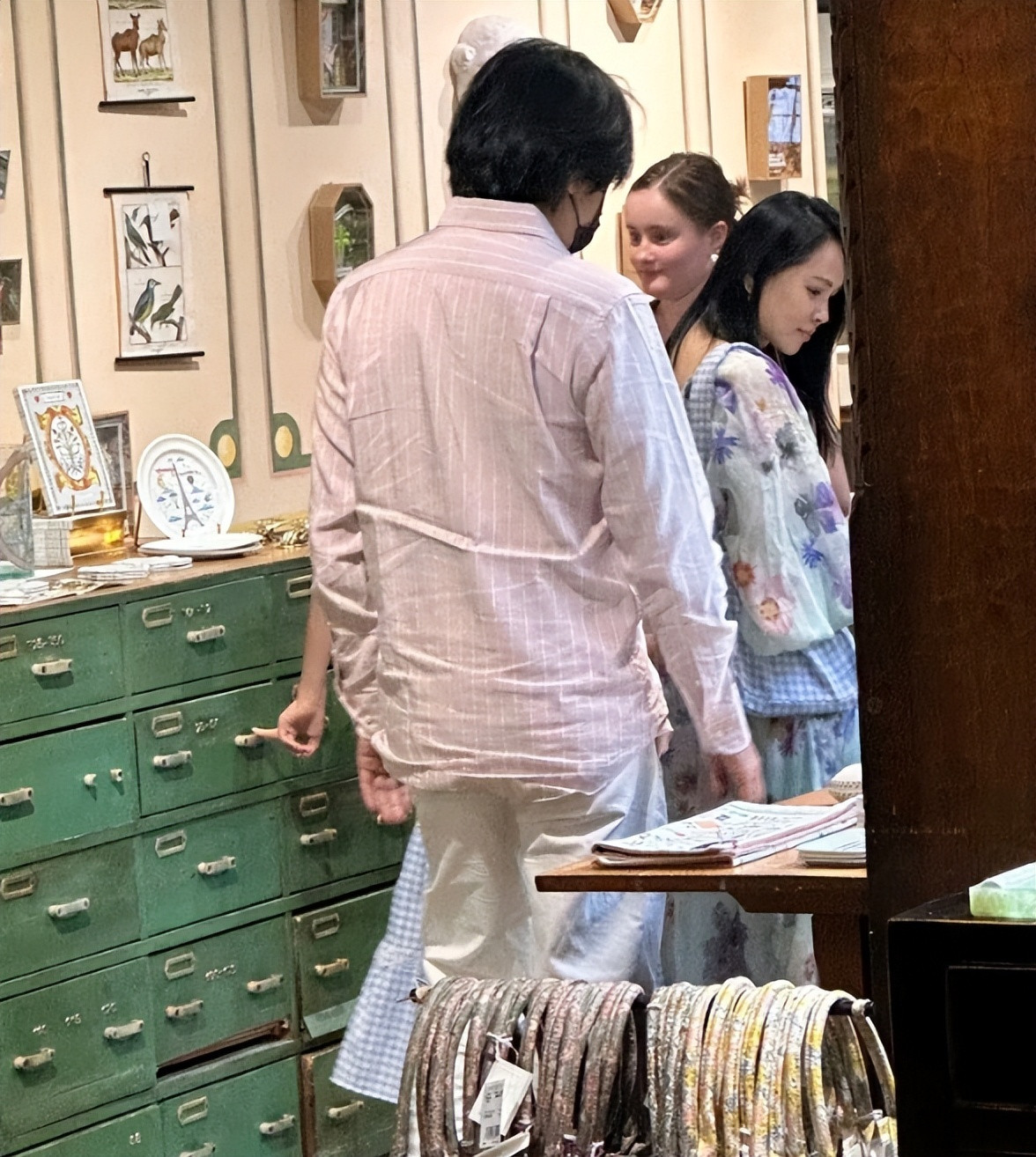 伊能静和秦昊婚后事业爱情双丰收，感情如胶似漆。近日，有网友偶遇伊能静一家三口在英