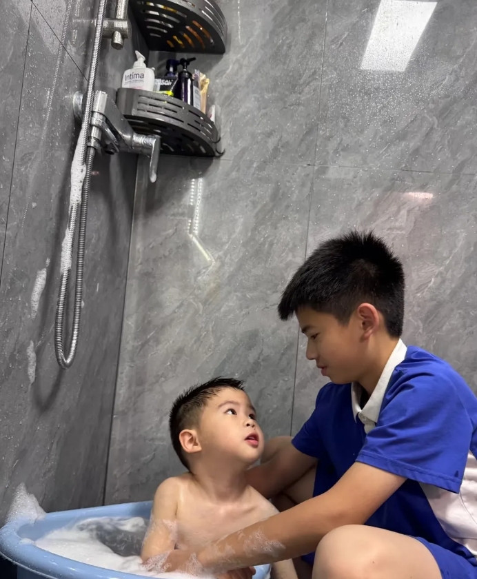 爸妈离婚那会我只有10岁弟弟8岁，他们离婚两个月，我妈妈就再婚了，嫁给了现在的继