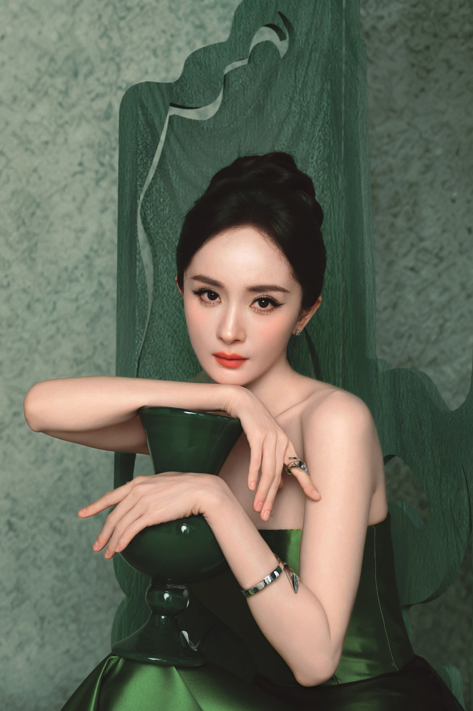 杨幂绿瓷美人浓郁祖母绿缎面礼服考验气质，杨幂完美驾驭这套定制长裙，清透瓷感造型
