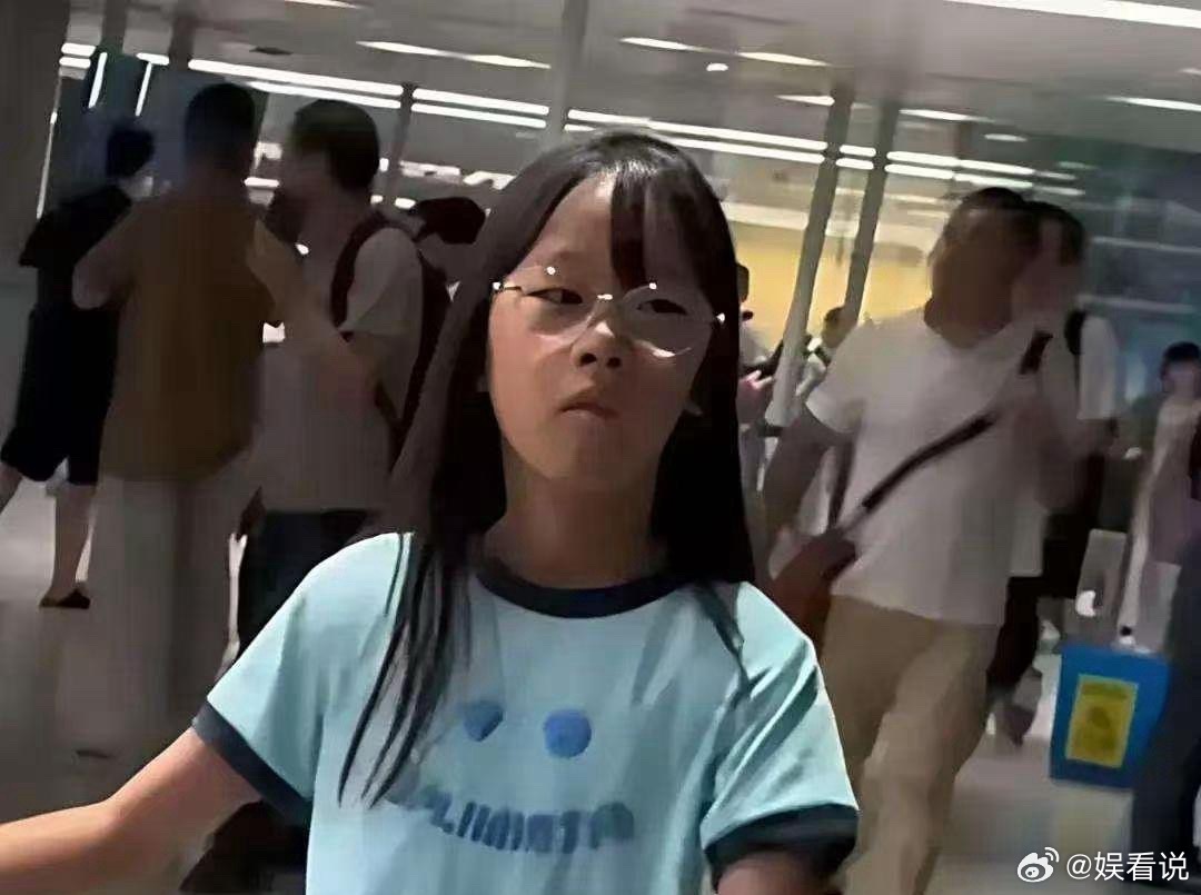 伊能静和秦昊的女儿小米粒，这是一点没遗传妈妈的好基因，妥妥的小秦昊