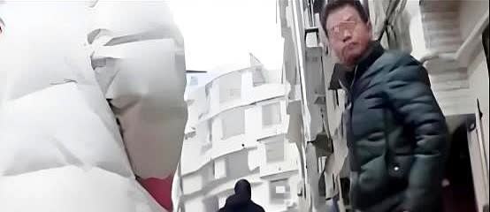 2020年，一女子狠甩穷丈夫，5次起诉也要离，捞走40万和一辆20万的车。
