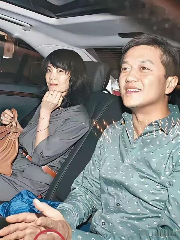 王菲喜欢帅哥，这一点毋庸置疑。从窦唯到谢霆锋，到李亚鹏再到谢霆锋，王菲肯定是颜