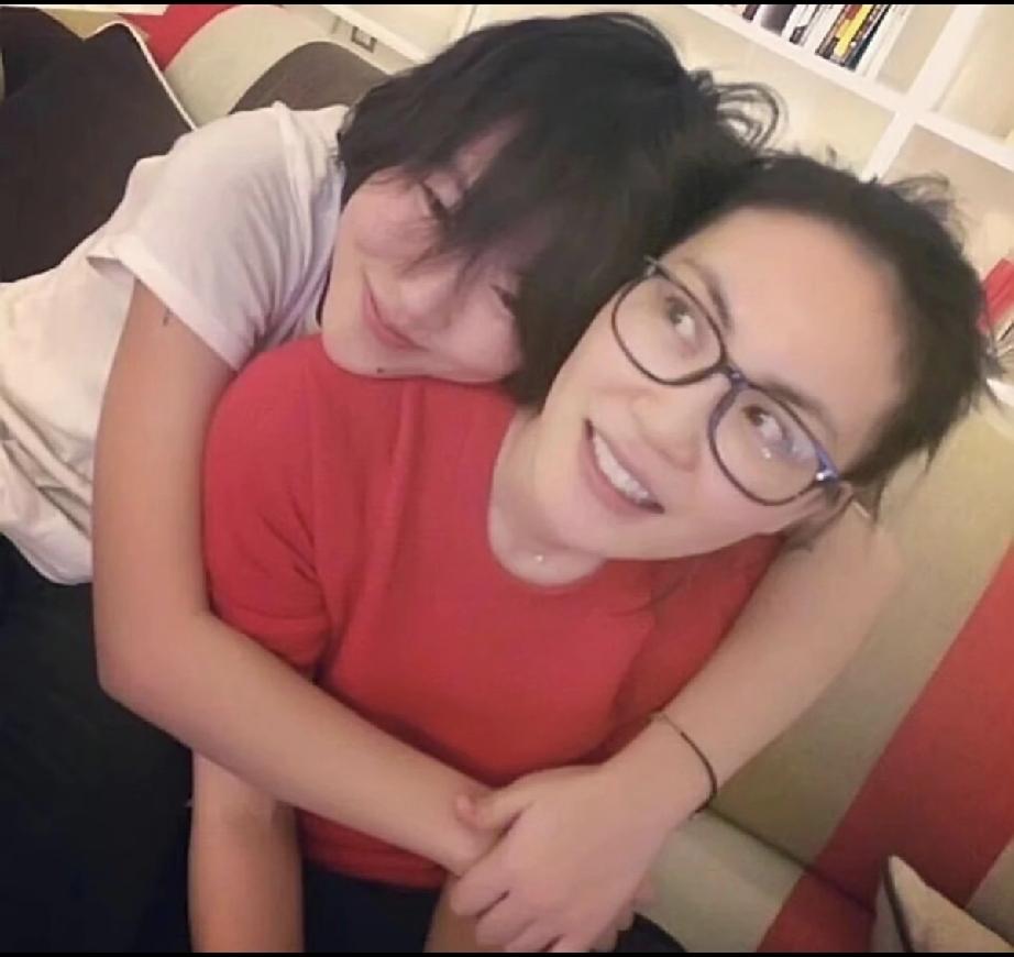 母女连心，知母莫若女。王菲春晚演唱刚结束，调皮的窦靖童秒发文“挖嘞个亲娘”，给