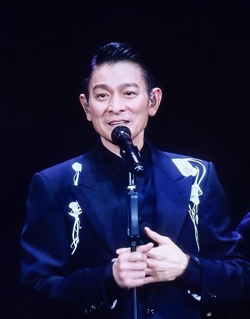 对不起，我真的无法同情刘德华。为什么呢，原因很简单，刘德华都60多了，却还在全面