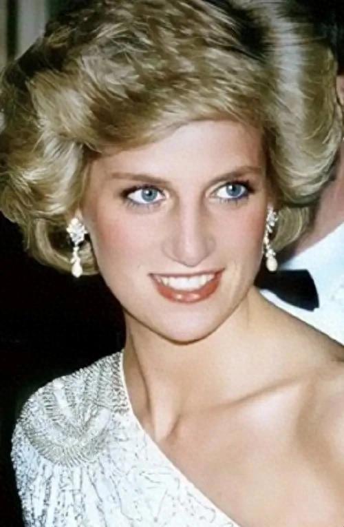 长发时期的戴安娜王妃美貌令人惊艳，因坚持留长发竟让女王婆婆不满，自此再未敢尝试！