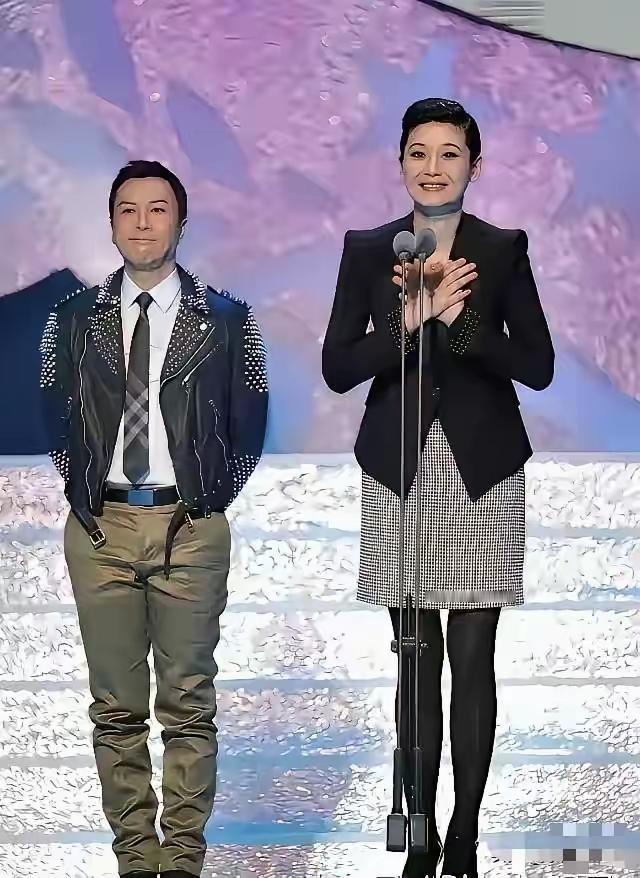 甄子丹身边的美女是谁？她的身高很高，有没有1米8左右，站在甄子丹旁边一下子就把