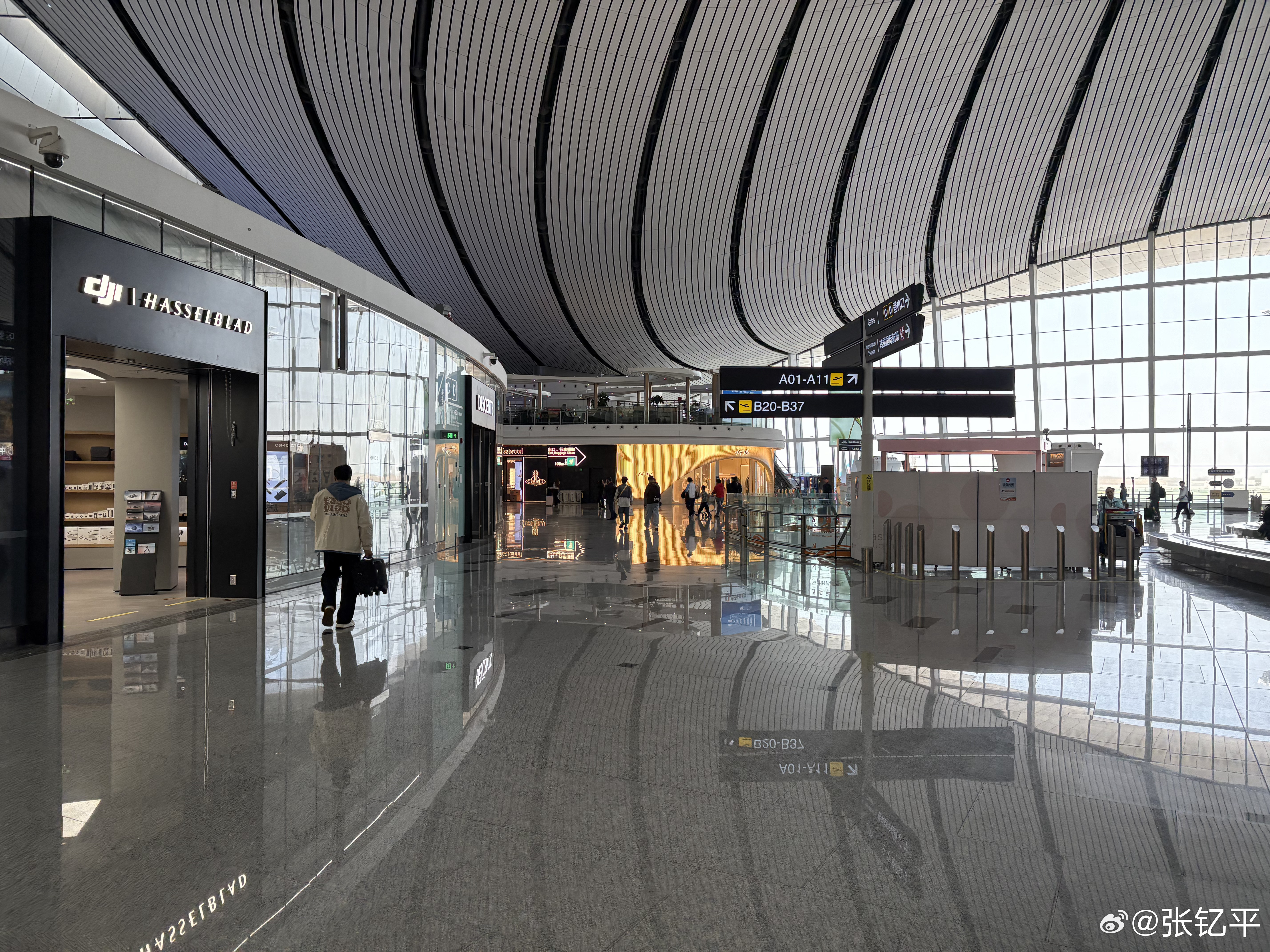 每当在机场晃悠等时间的时候，我就想起以前团队一个老伙计，那时候他在奔驰，可以帮我