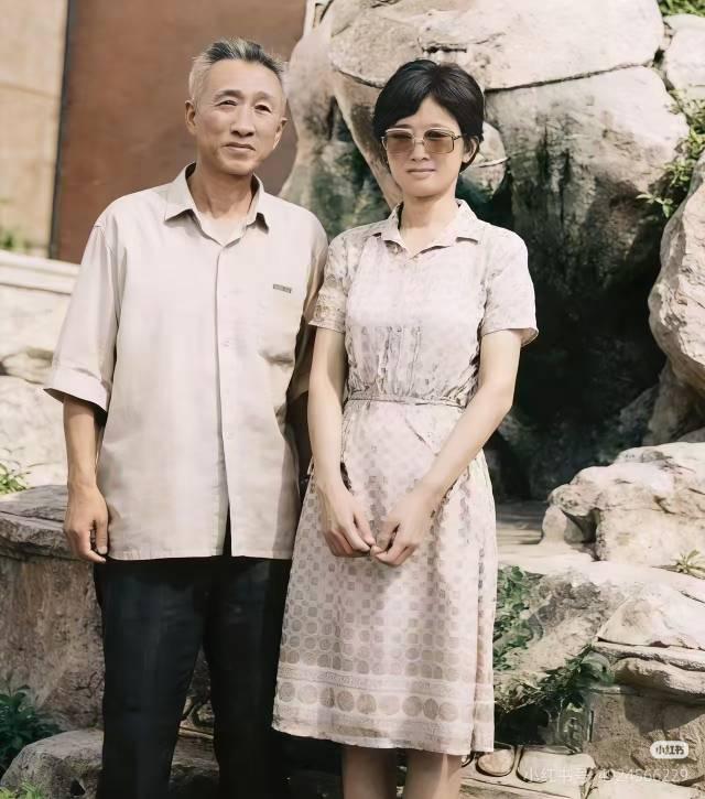 巩俐1981年，16岁的巩俐随父亲赴京，天安门前定格少年追梦初心。年少执着