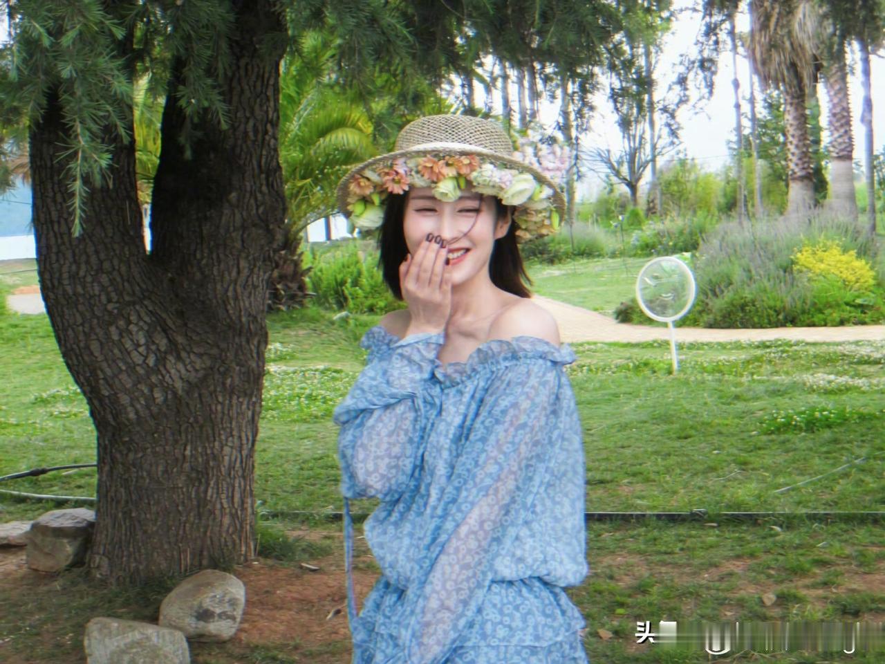 颖儿昆明出游状态太绝了，头戴鲜花草帽笑出梨涡，完全看不出已经当妈多年颖儿晒出