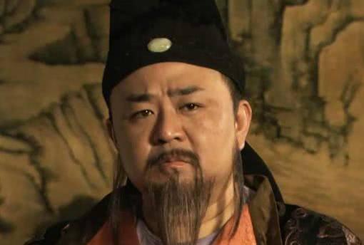 最近有网友在北京人民医院撞见演狄仁杰的梁冠华老师了！他穿件藏蓝色的夹克，手里