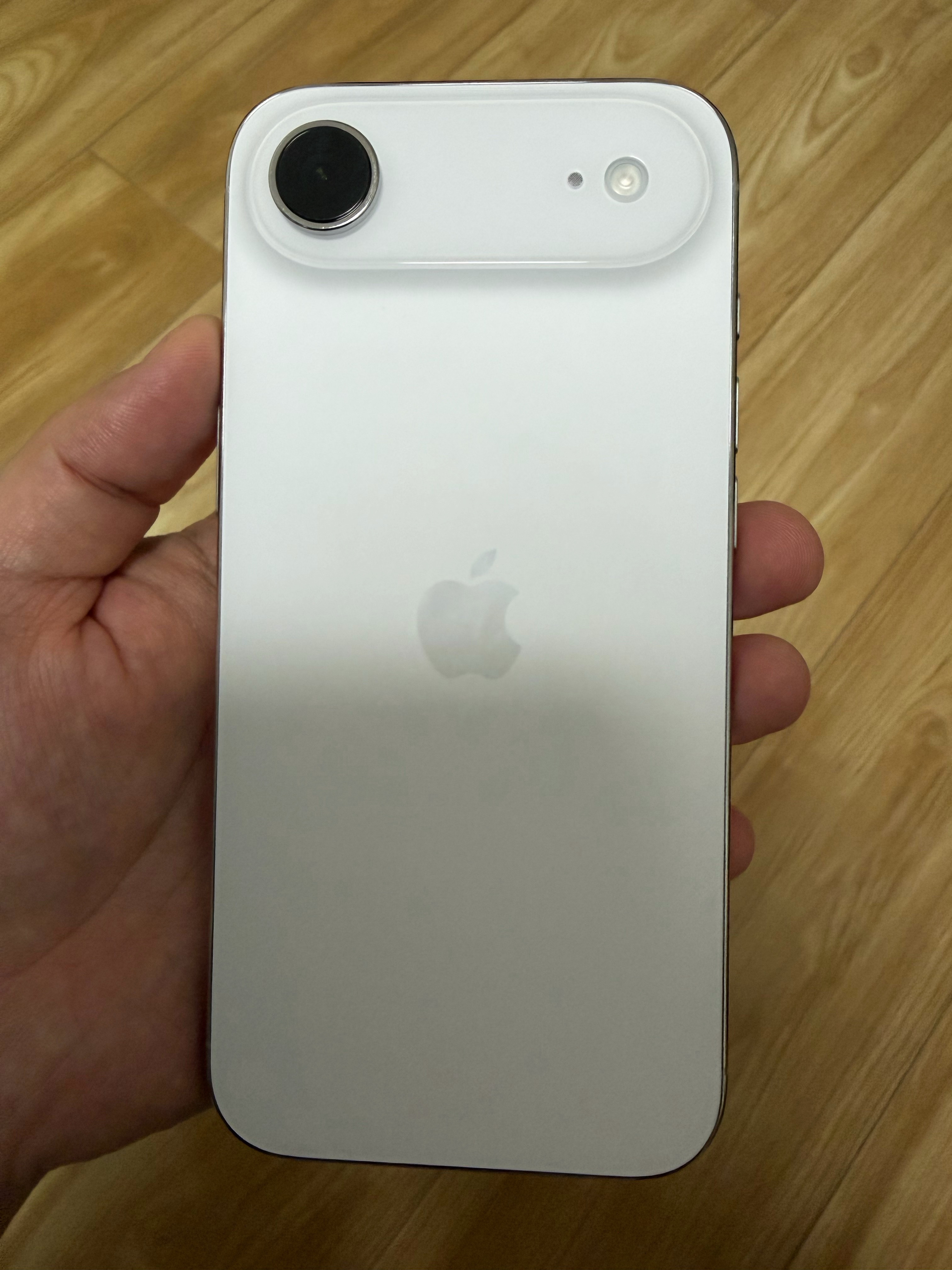 Iphone17air降价的第一天我就从龙湖天街定了一台5499，第二天去拿