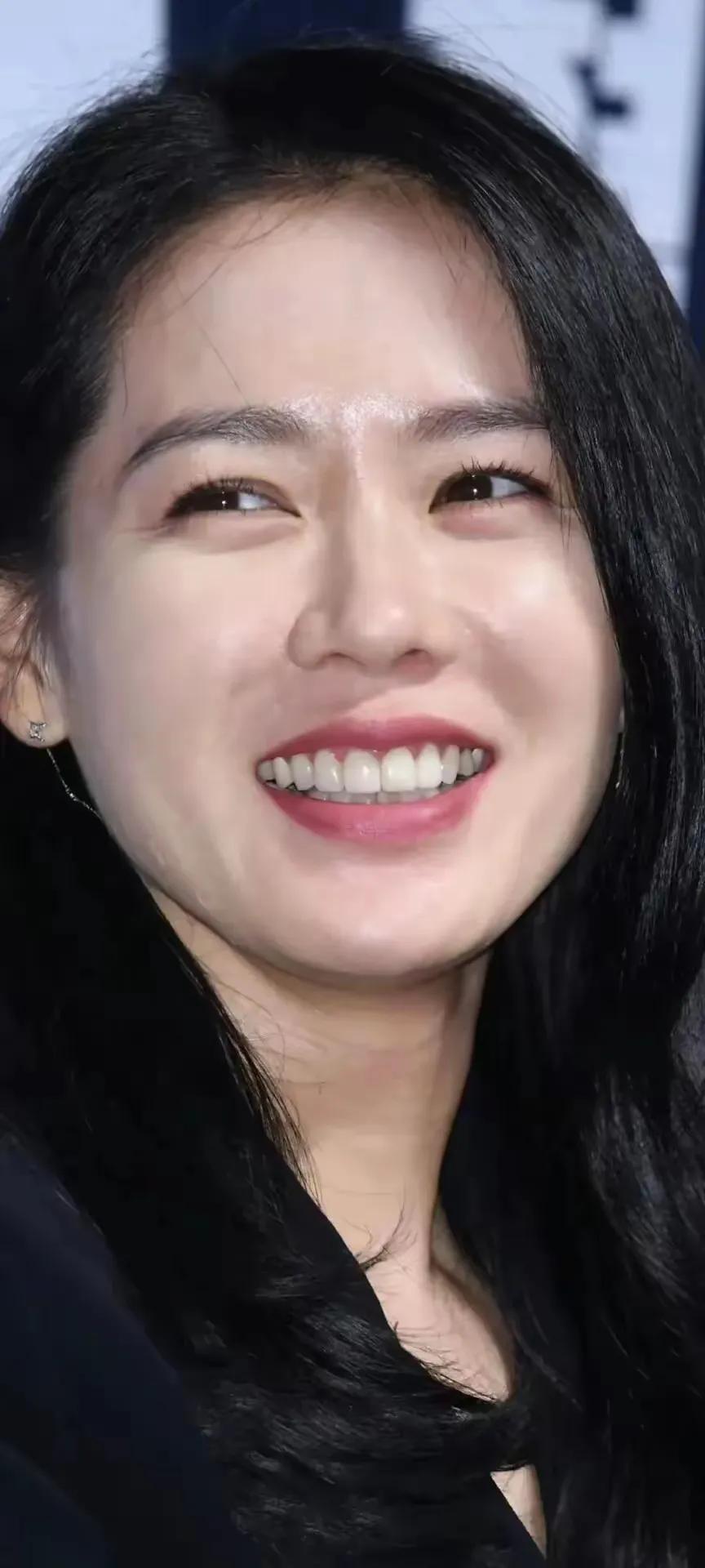 没有美颜没有滤镜只是化了淡妆孙仙的颜值还是扛得住镜头的这皮肤保养的好好哦