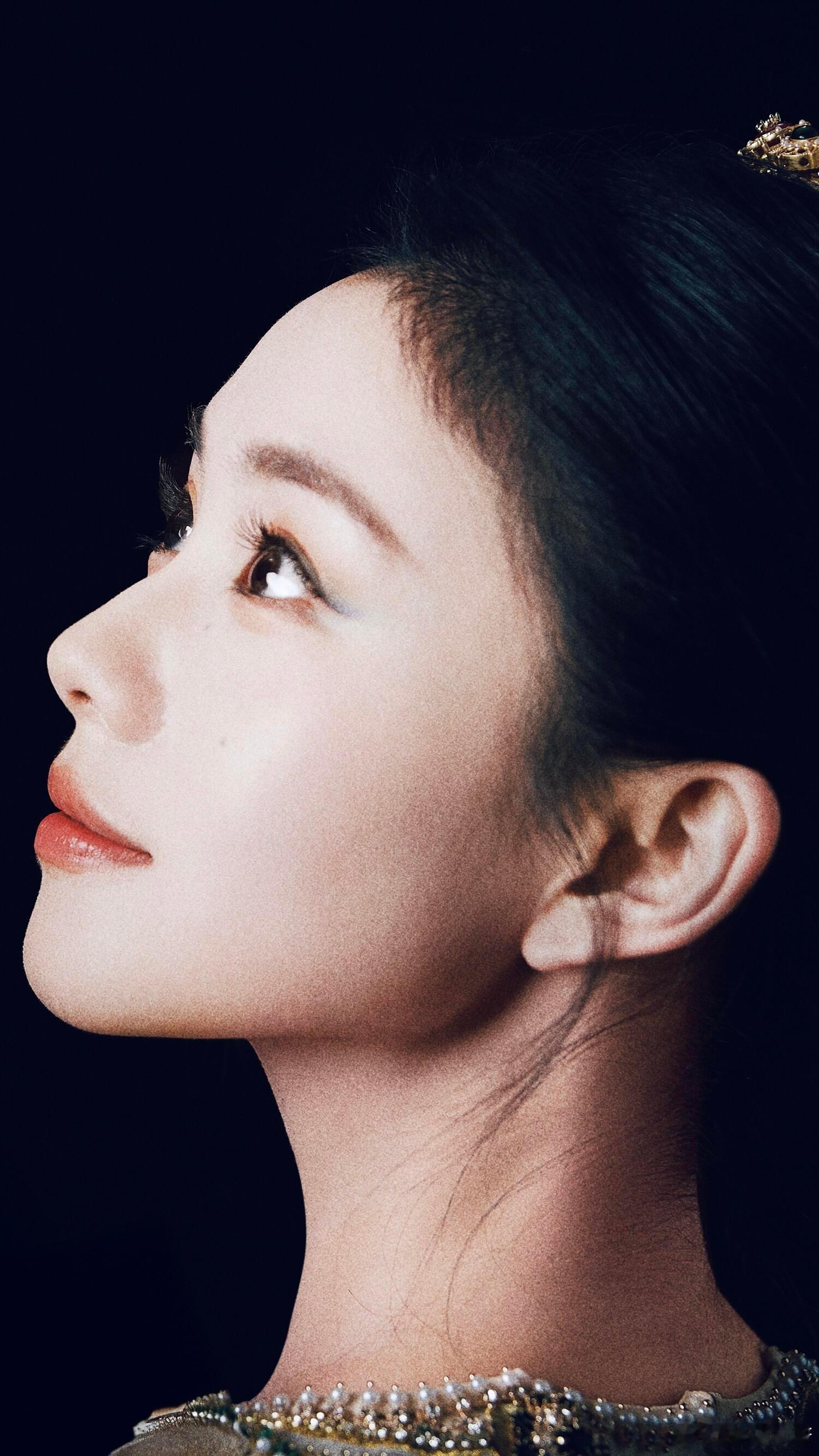 刘浩存化身壁画上的飞天神女，这组大片也确实拍得太美了！