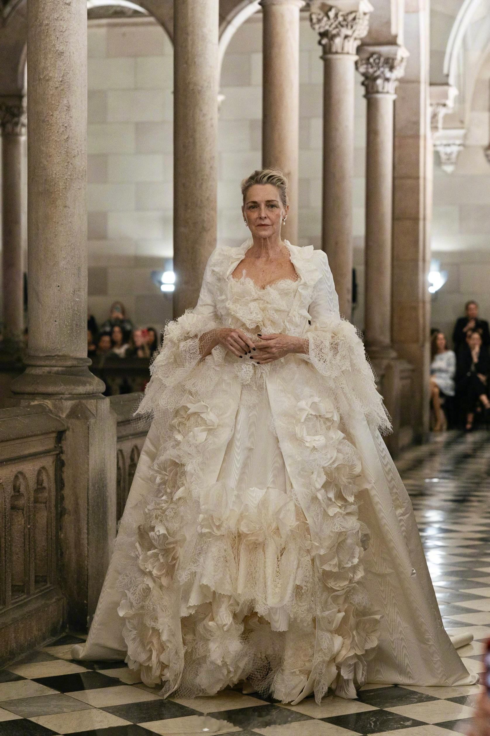 VivienneWestwood2026婚纱系列如此时髦反骨又任性自我的样子