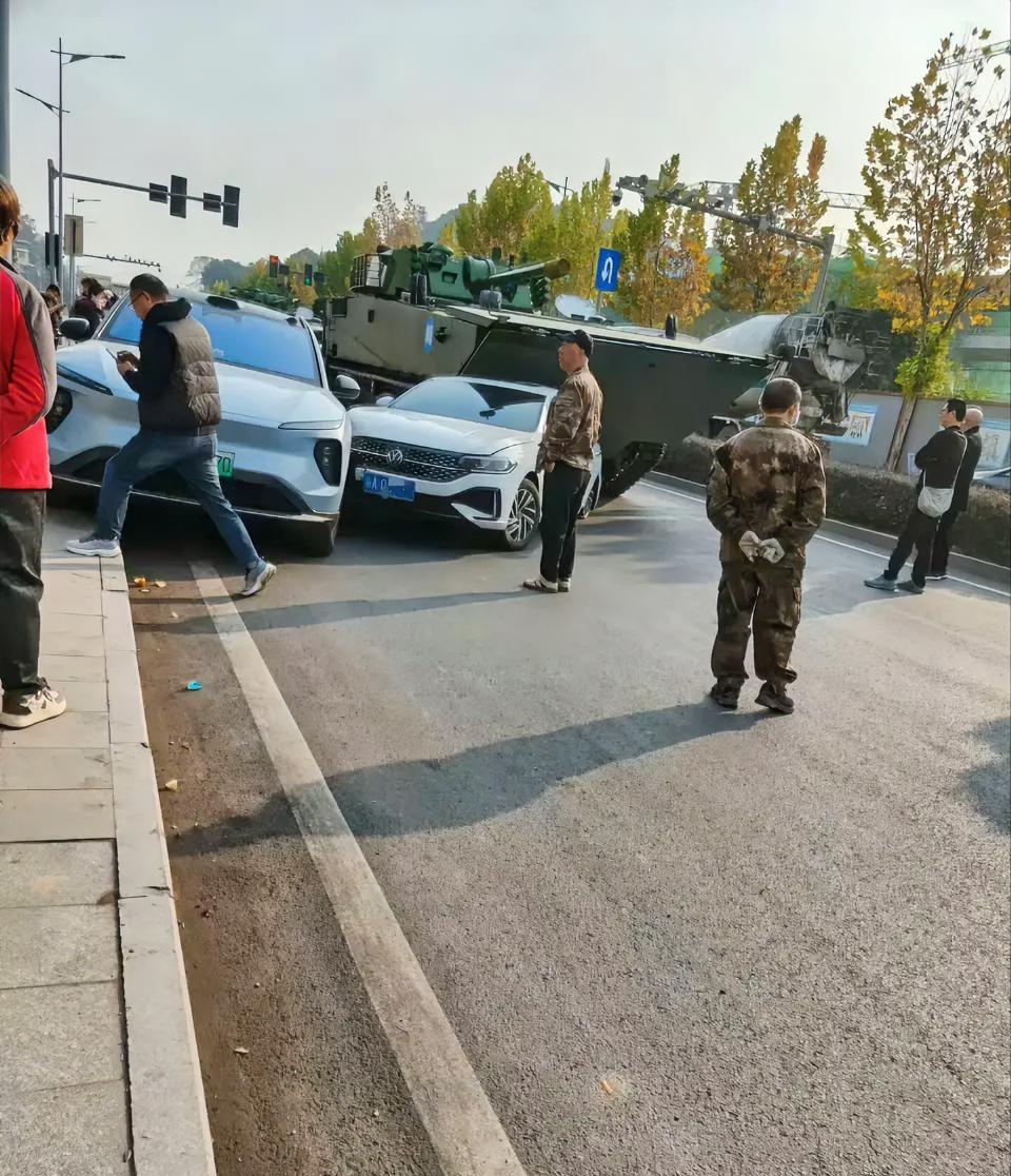 “喂，保险吗？我被坦克撞了”“坦克300吗，还是500？”“不是，是真坦克，