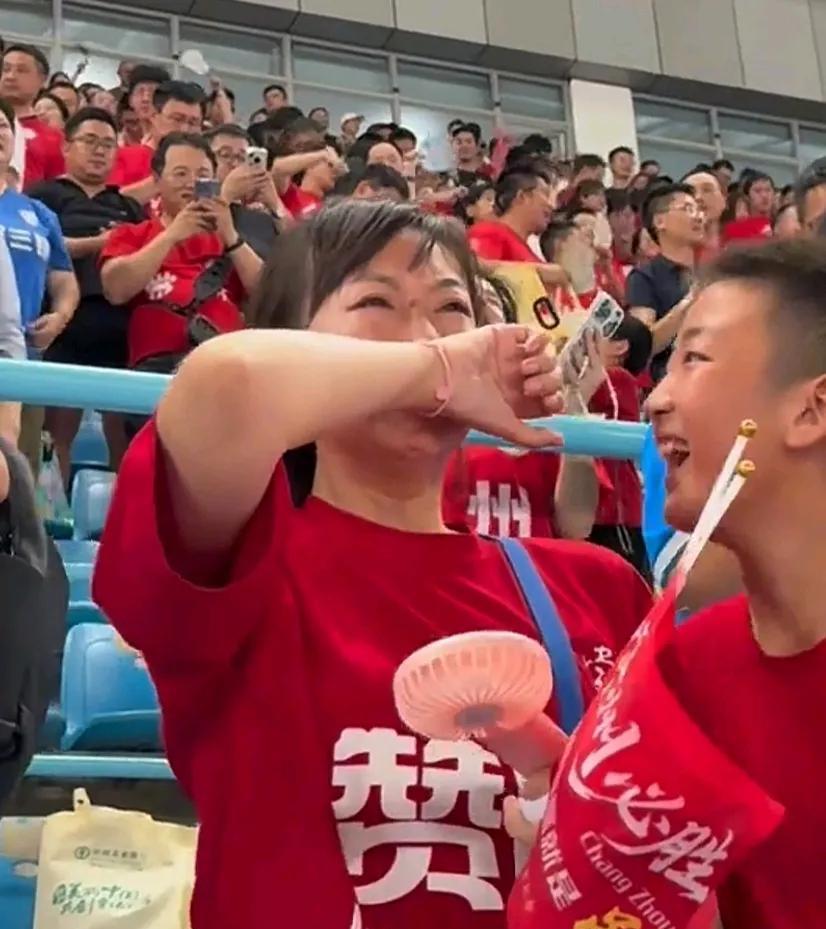 常州球迷流泪，镇江球迷也有哭的，至于赛后的冲突，有种说法是，有个拿着喇叭的常州球
