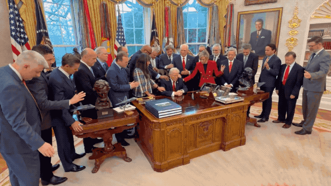 现在美国网民说轰炸伊朗，是这位特朗普身边的红衣魔女的主意！3月5日，美国特朗普和