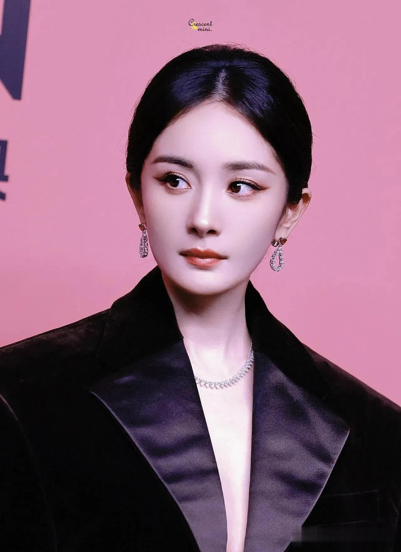 杨幂太可怜了，母亲节没收到女儿的祝福也就算了，前公公一提到杨幂的名字就黑脸。