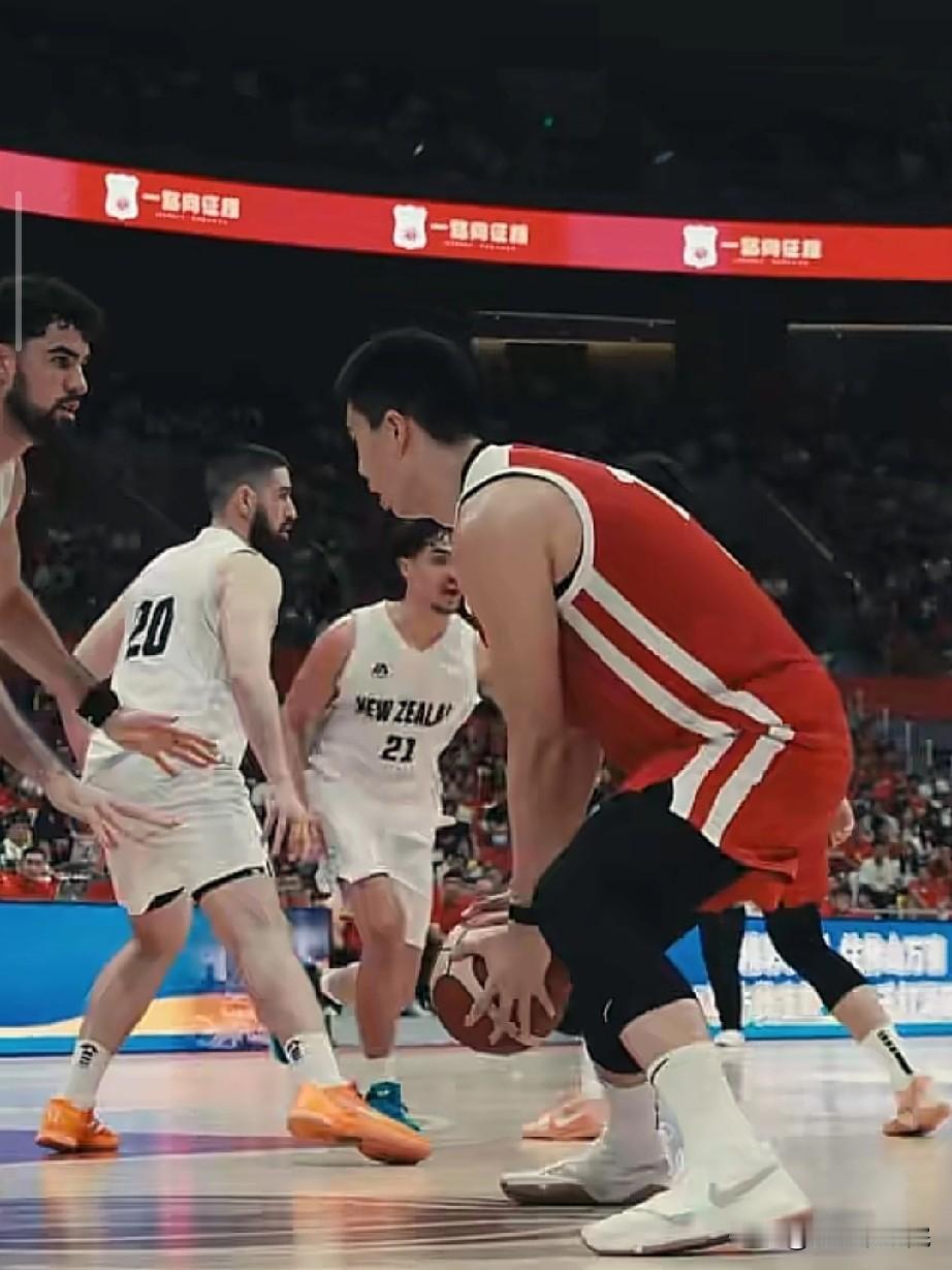 焦泊乔在国家队打成了核心，你就知道这支中国男篮在打什么！在俱乐部连球几乎都碰