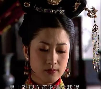 1665年，康熙娶了年仅12岁的赫舍里氏。不料，洞房时已经等不及的赫舍里氏自