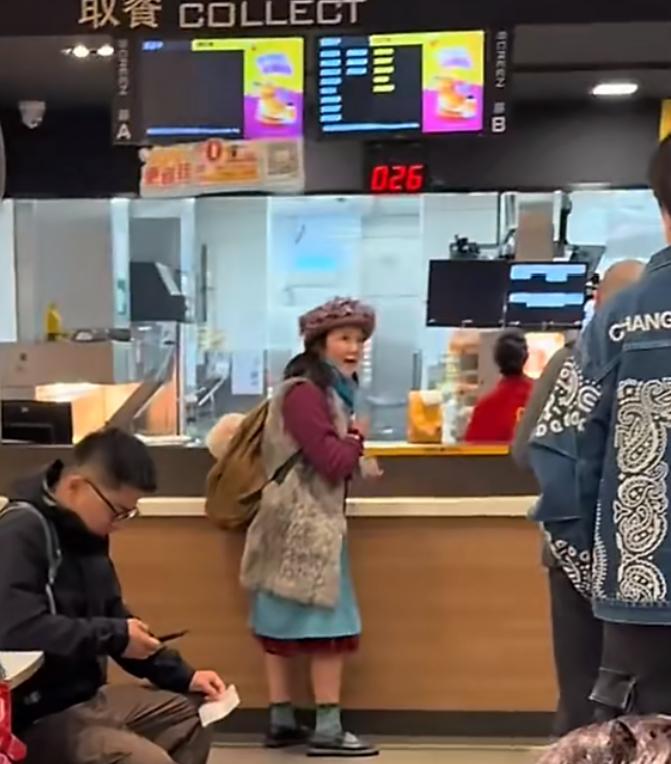 上海阿姨麦当劳买不到9块9的咖啡，怒怼麦当劳员工：你们一帮山里来的。上海