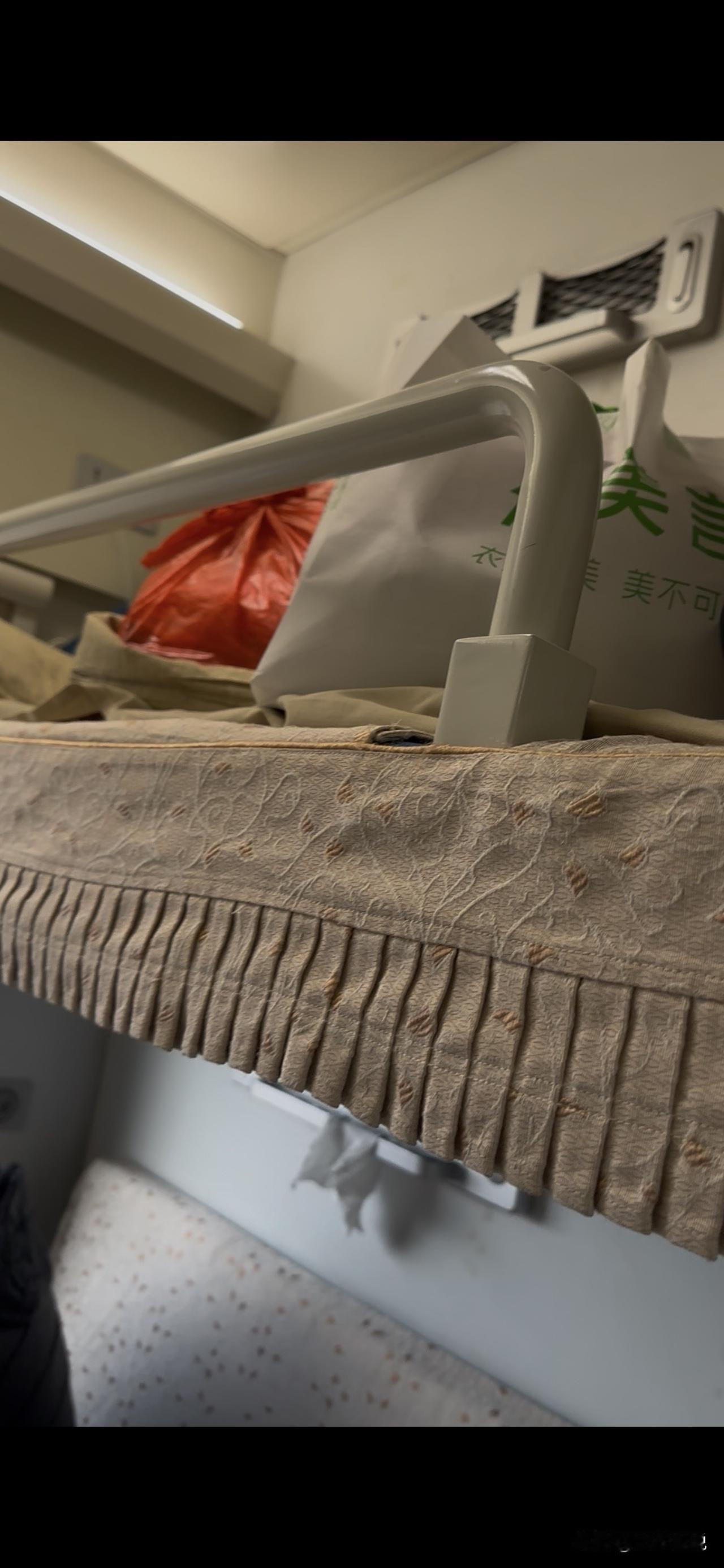 坐火车软卧回家居然解锁隐藏福利✨四人小包间直接被我和先生包场，空落落的超宽敞