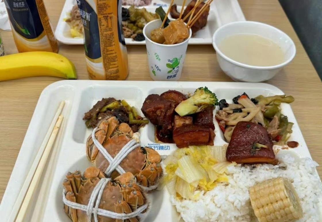 字节跳动100元餐标的免费三餐又上热搜了，那阵仗，让无数打工人羡慕疯了。早餐有现