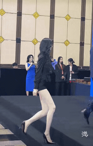 既然对自己的长腿这么自信，为何还要用滤镜加长？