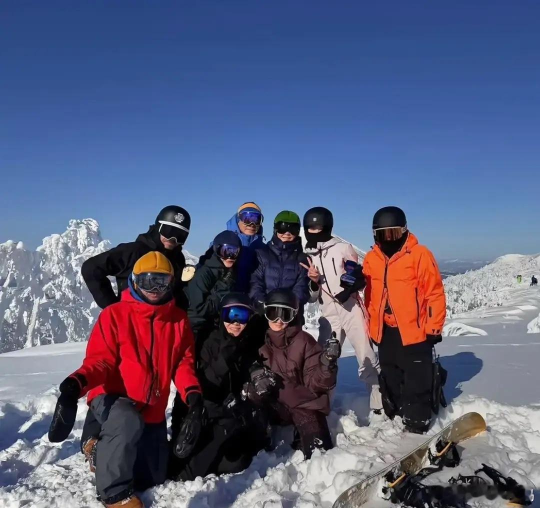 刘嘉玲组团滑雪！王菲带李嫣现身，太懒不上场，母女手牵手感情好！