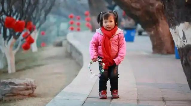 大连街头的一幕暖闻，最近悄悄在本地传开，没有夸张的造势，却凭着一个10岁小女孩的