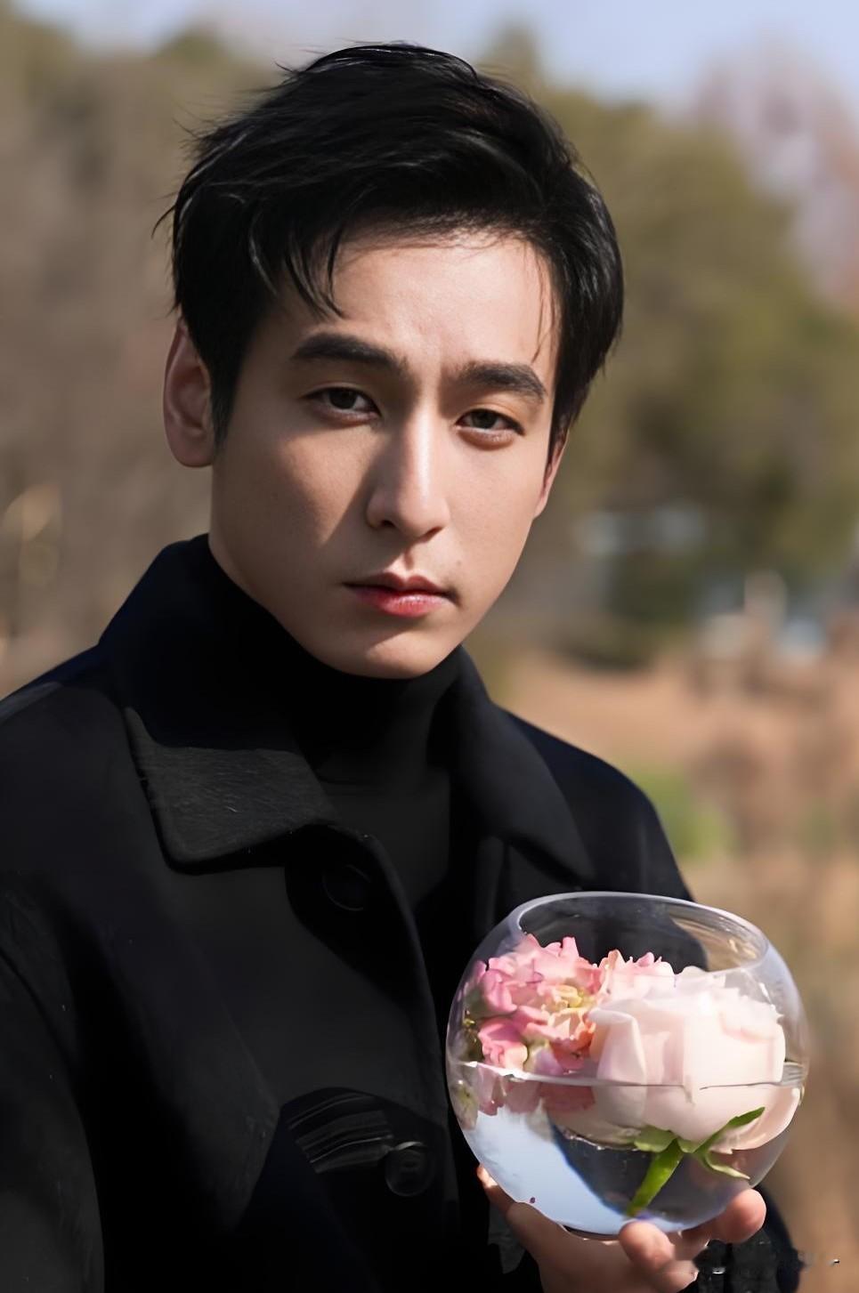 演马科斯的高卿尘很帅，演小段总的徐海乔也很帅，可比起这俩的帅，饰演一露面