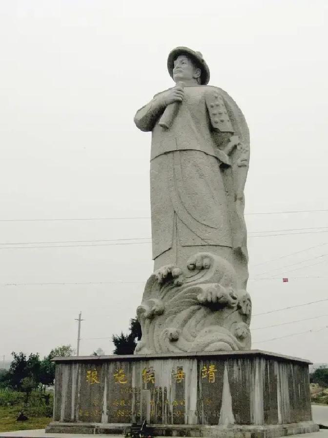 金庸写“错”一个人，反而救活一段史。我们都骂《射雕》里的吕文德是草包。但襄