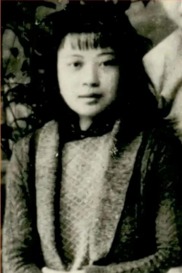 1945年，出生于广东的黄美英遭到了日本敌寇的欺凌和羞辱。这些丧尽天良的日本敌寇