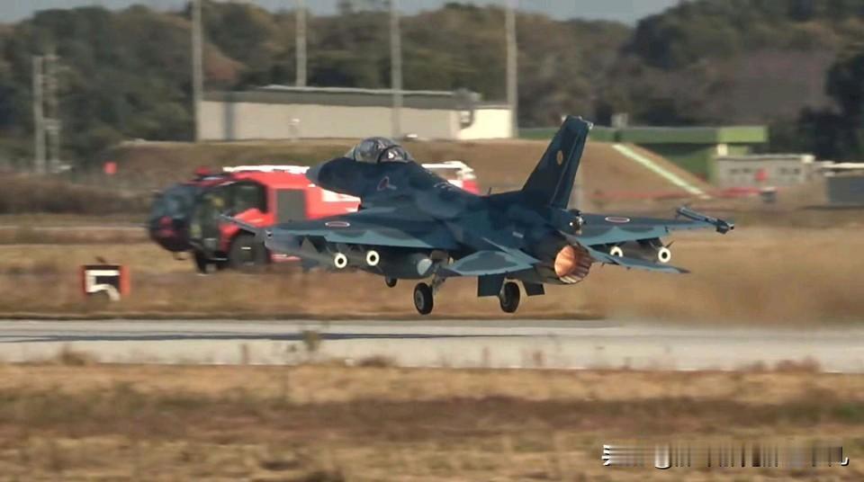 打不过归打不过，不过看得出，本子确实有想攻击的想法。就和当年轰六挂着鹰击6冲