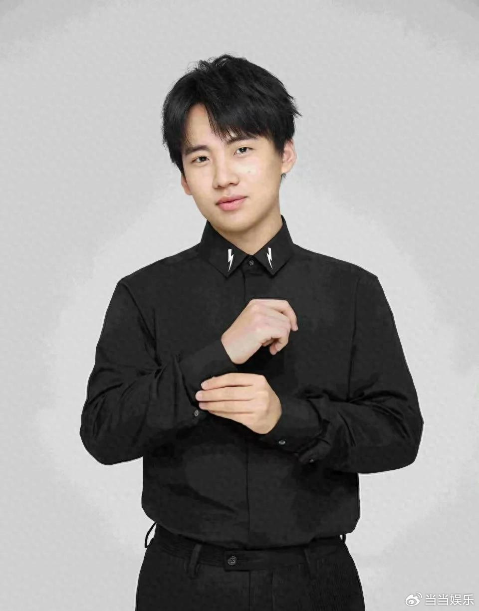 3月26号晚间，一段黑乎乎、压根瞧不清人脸的视频骤然在全网疯狂传播，只因一个模模