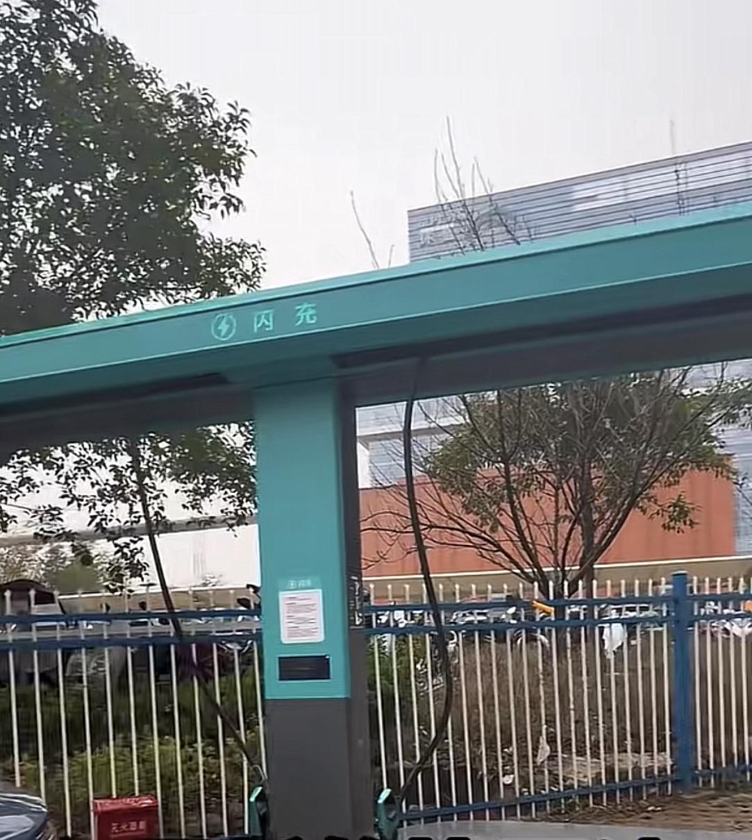 闪充的推出，切实让电车车主打了一针鸡血，兴奋得不得了。可那也是钱在顶着，50分钟