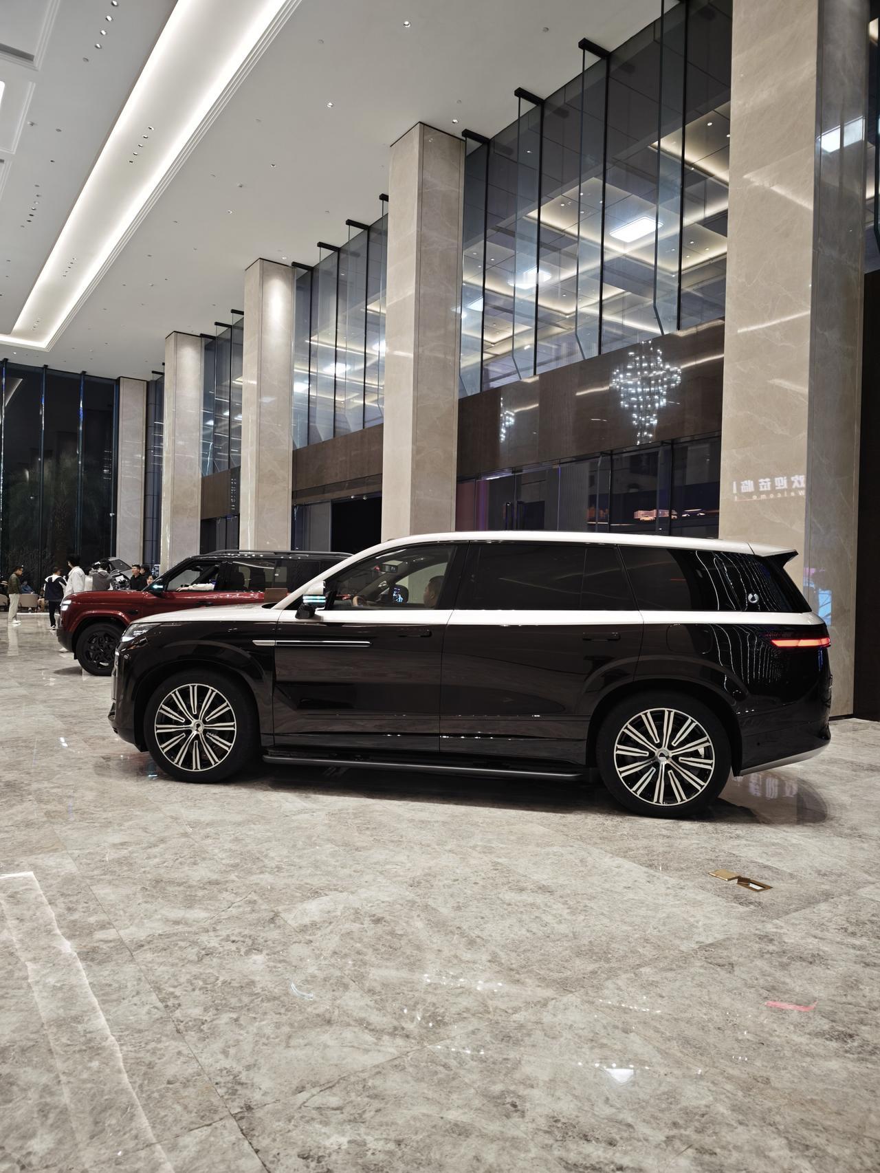 比亚迪六角大楼礼宾楼一楼大厅的展车，方程豹钛7、腾势N9和仰望U7，腾势N9机盖