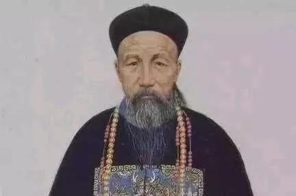 野史：曾国藩任两江总督时，一天准备坐轿子出门，突然一个衣衫褴褛的老农，跪倒在轿前
