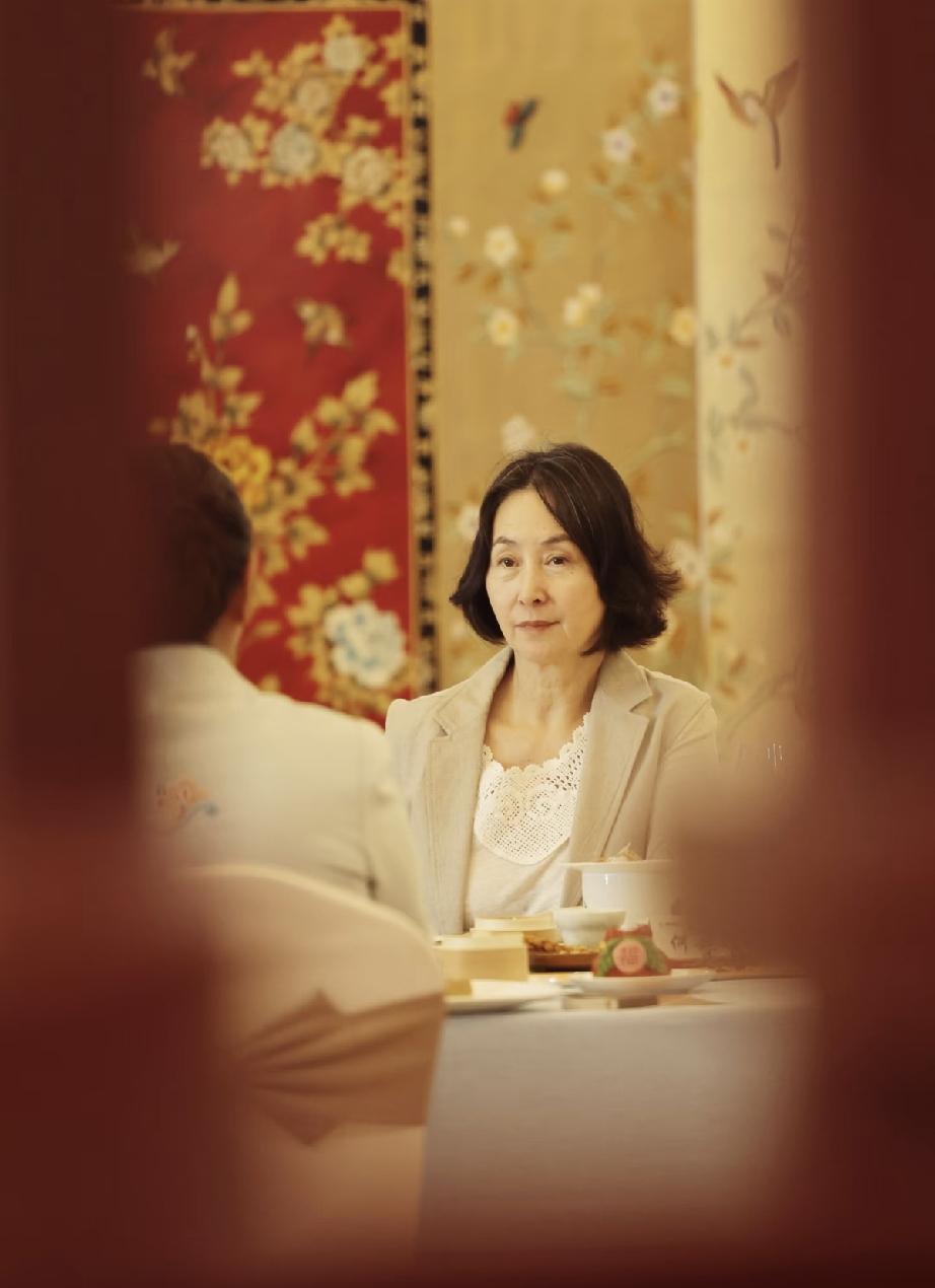 9月3日，何超琼近照曝光，简直是断崖式衰老，头发花白眼神空洞，像个老太太了，即使