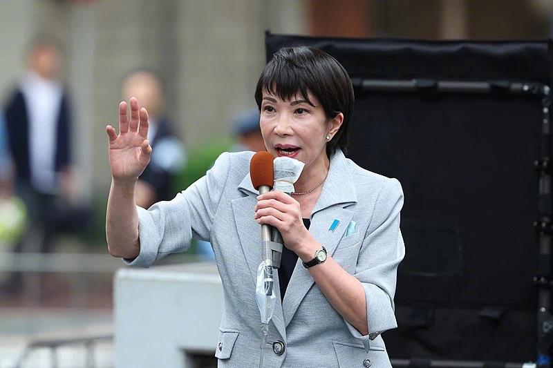 高市早苗在自民党总裁决选中击败小泉进次郎，意味着她成为日本首位女首相。根据央视新