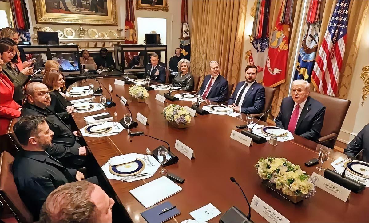 美国记者怒斥泽连斯基今天凌晨，特朗普在白宫与泽连斯基会晤时，来自FOX的记者