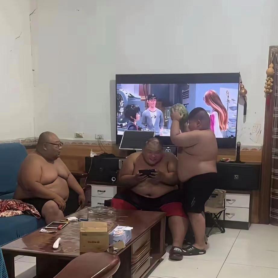 谁看完不感叹一句，这一家人基因也太强大了！看着画面里一家三口，身形十分相像